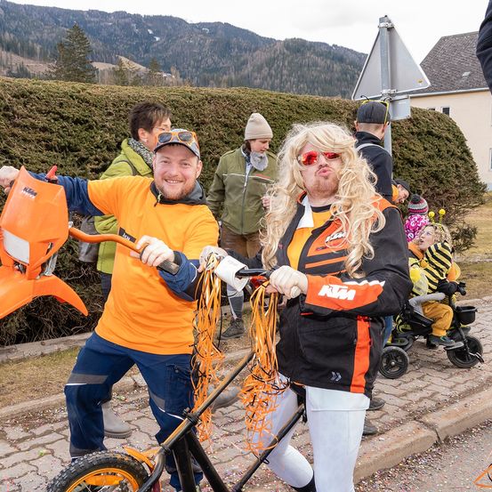 Bild enthält, Person, Machine, Wheel, Sunglasses, Bicycle, Vehicle, Face, Head, Cycling, Shoe