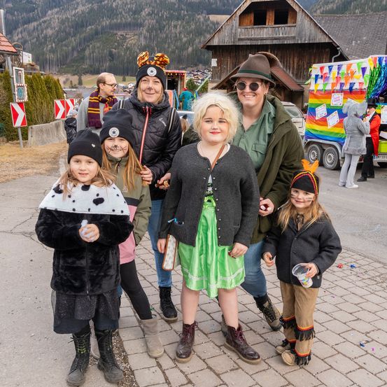 Bild enthält, Person, Photography, Portrait, Shelter, People, Pants, Skirt, Street, Shoe, Child