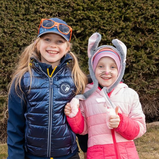 Bild enthält, Coat, Jacket, Hat, Cap, Person, Portrait, Hood, Child, Female, Girl