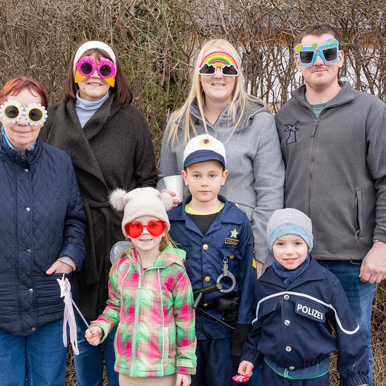 Bild enthält, People, Person, Pants, Hat, Cap, Sunglasses, Jacket, Adult, Female, Woman