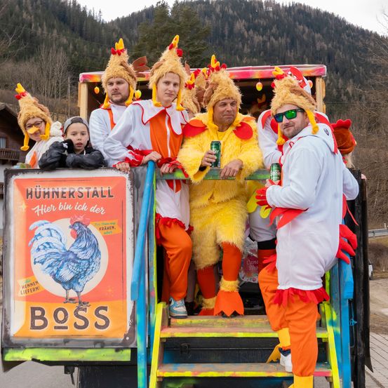 Bild enthält, Chicken, Adult, Male, Man, Person, Female, Woman, Portrait, Wheel, Glasses