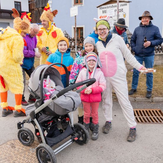 Bild enthält, Adult, Male, Man, Person, Jacket, Female, Woman, Child, Girl, Wheel