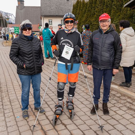 Bild enthält, Jacket, Adult, Male, Man, Person, Jeans, Pants, Shoe, Helmet, Path