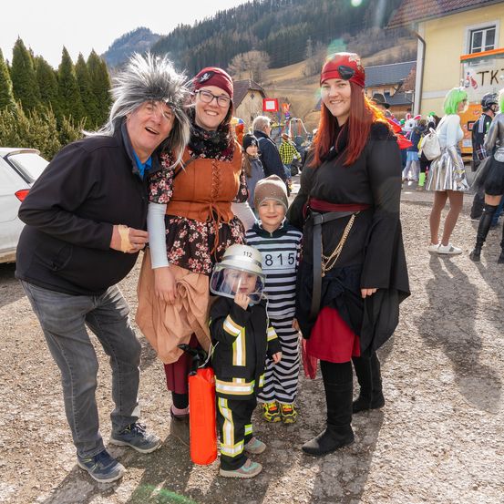 Bild enthält, Person, Photography, Portrait, Costume, Pants, People, Adult, Male, Man, Woman