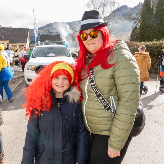 Bild enthält, Sunglasses, Coat, Adult, Female, Person, Woman, Jacket, Face, Portrait, Costume