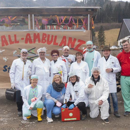Bild enthält, People, Person, Shelter, Pants, Adult, Male, Man, Female, Woman, Glove