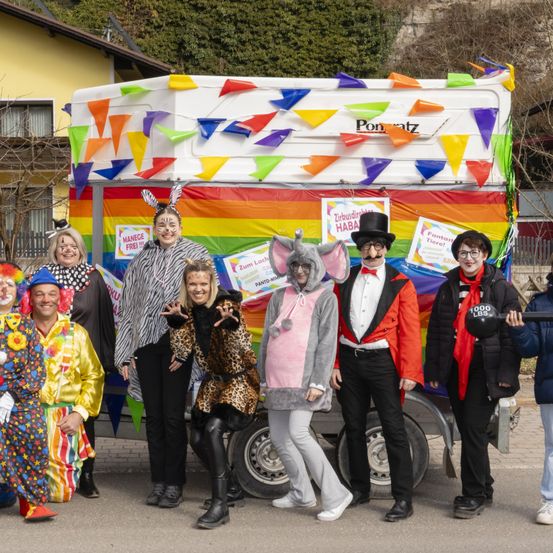 Bild enthält, Adult, Female, Person, Woman, Formal Wear, People, Male, Man, Dress, Wheel