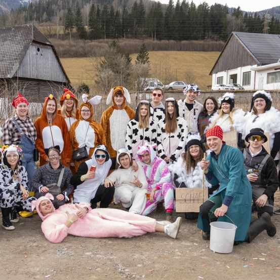 Bild enthält, Outdoors, Shelter, People, Person, Portrait, Costume, Nature, Adult, Female, Woman