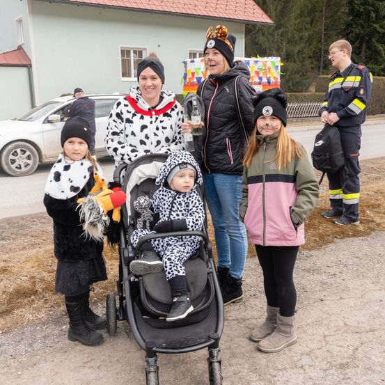 Bild enthält, Adult, Female, Person, Woman, Portrait, Shelter, Jacket, Jeans, Girl, Teen