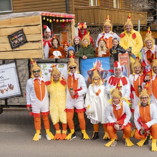 Bild enthält, People, Person, Costume, Adult, Female, Woman, Portrait, Male, Man, Celebrating