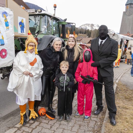 Bild enthält, Adult, Female, Person, Woman, Glove, Coat, Boy, Child, Male, Man