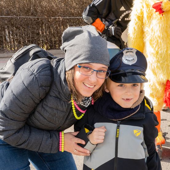 Bild enthält, Cap, Hat, Coat, Pants, Jacket, Glove, Person, Jeans, Helmet, Baseball Cap