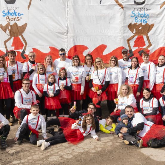 Bild enthält, People, Person, Handbag, Boy, Child, Male, Glasses, Groupshot, Shoe, Woman