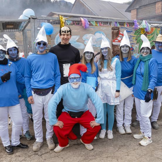 Bild enthält, People, Person, Glove, Shelter, Shoe, Adult, Male, Man, Girl, Teen