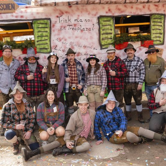 Bild enthält, Shelter, People, Person, Hat, Pants, Adult, Female, Woman, Portrait, Man