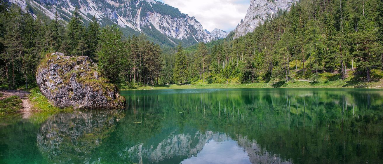 Bild enthält, Lake, Nature, Outdoors, Water, Scenery, Wilderness, Fir, Tree, Landscape, Mountain Range