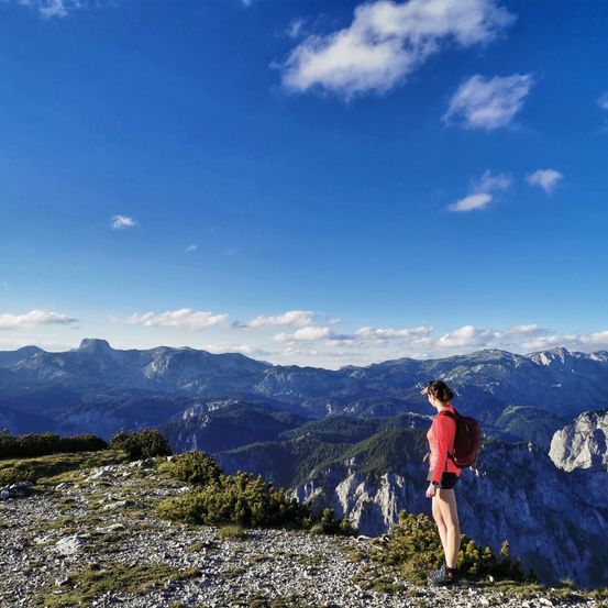 Bild enthält, Hiking, Nature, Outdoors, Person, Wilderness, Mountain Range, Peak, Shorts, Scenery, Bag