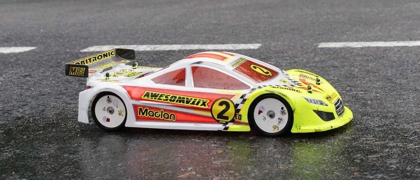 Bild enthält, Car, Vehicle, Alloy Wheel, Spoke, Tire, Wheel, Road, Tarmac, Person, Race Car