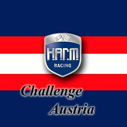 Das Bild zeigt das Logo für HARM Racing Challenge Austria. Das Logo besteht aus einem Schild mit dem Text 'HARM RACING' und zwei Rennflaggen darüber. Der Hintergrund ist eine Kombination aus roten, weißen und blauen Streifen. Die Worte 'Challenge Austria' sind in fetter, schwarzer Schrift unter dem Schild geschrieben.