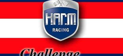 Das Bild zeigt das Logo für HARM Racing Challenge Austria. Das Logo besteht aus einem Schild mit dem Text 'HARM RACING' und zwei Rennflaggen darüber. Der Hintergrund ist eine Kombination aus roten, weißen und blauen Streifen. Die Worte 'Challenge Austria' sind in fetter, schwarzer Schrift unter dem Schild geschrieben.