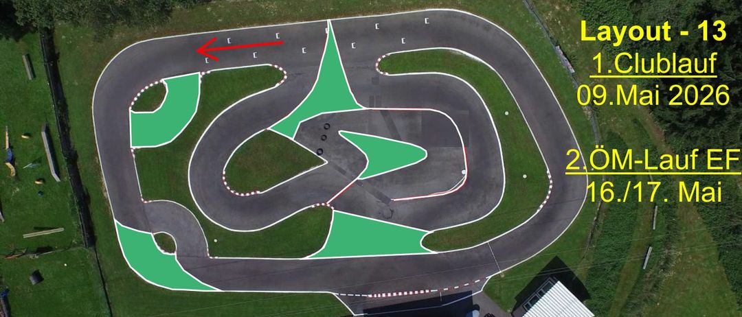 Luftaufnahme einer Rennstrecke mit zwei hervorgehobenen Wegen. Ein Weg hat einen roten Pfeil, der nach links zeigt. Die Strecke hat mehrere Kurven und Geraden. Gebäude und Grünflächen sind um die Strecke herum sichtbar.