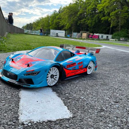 Bild enthält, Car, Vehicle, Person, Adventure, Auto Racing, Race Car, Wheel, Offroad, Rally, Shoe