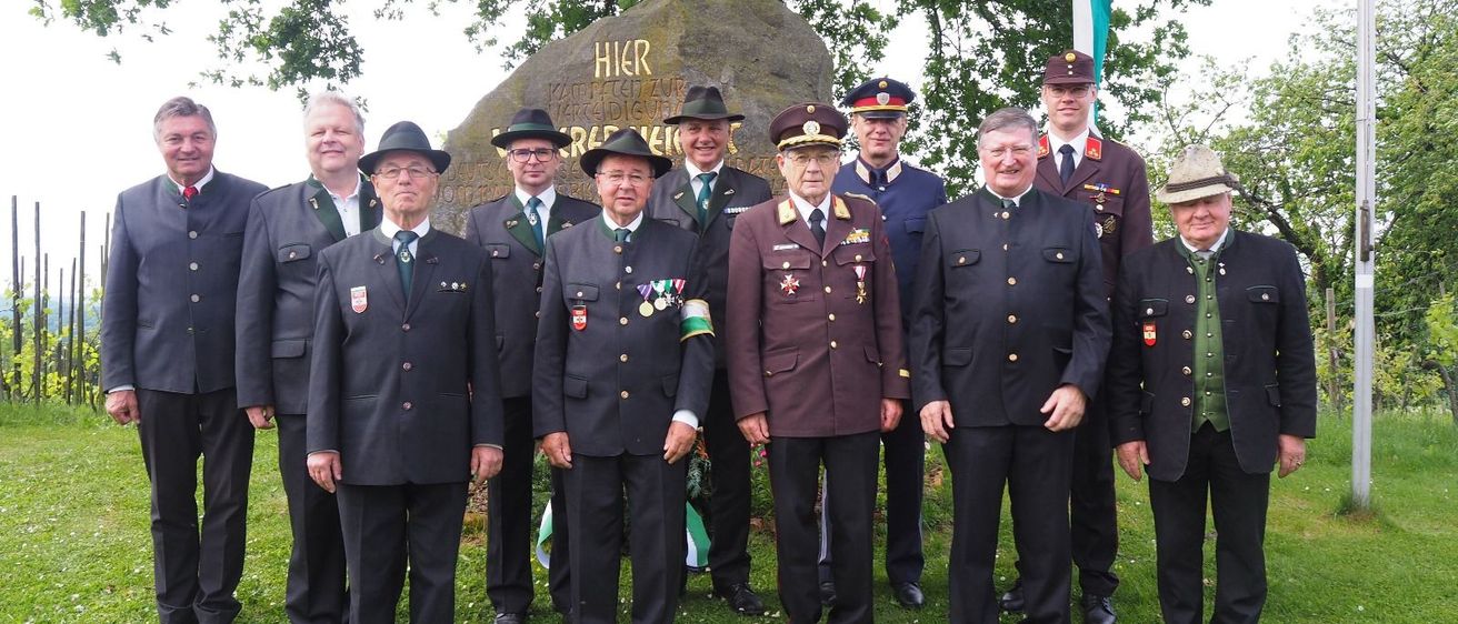 Bild enthält, Grass, Officer, Person, People, Adult, Male, Man, Park, Coat, Military