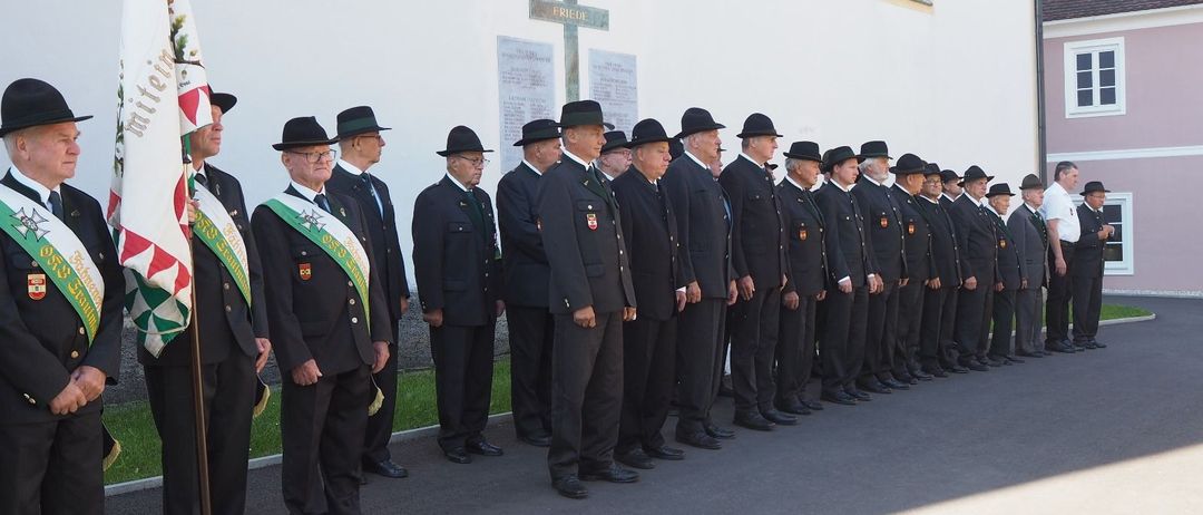 Bild enthält, People, Person, Adult, Male, Man, Coat, Officer, Tie, Shoe