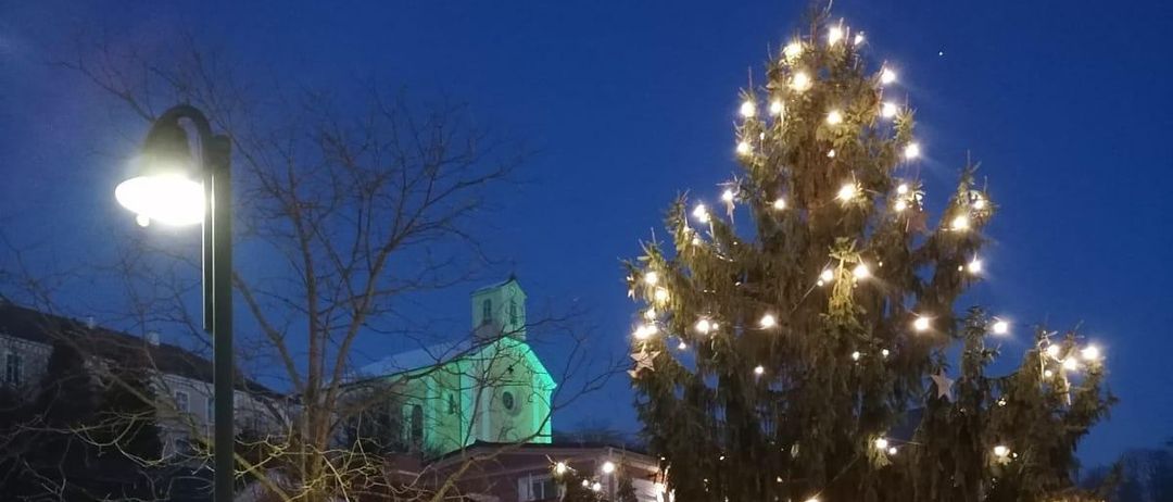 Bild enthält, Lighting, Tree, City, Street, Urban, Christmas, Christmas Decorations, Festival, Neighborhood, Christmas Tree