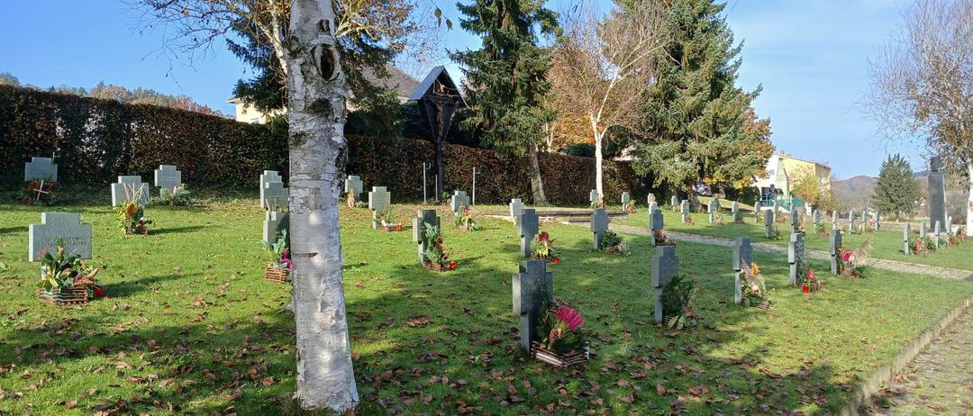 Bild enthält, Graveyard, Outdoors, Person, Gravestone, Tomb
