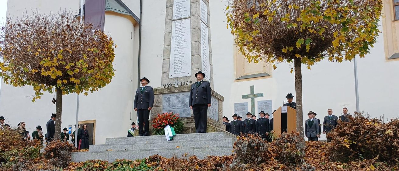 Bild enthält, Clothing, Coat, Person, Gravestone, Tomb, Hat, Graveyard, Outdoors, Bag, Handbag