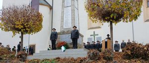 Bild enthält, Clothing, Coat, Person, Gravestone, Tomb, Hat, Graveyard, Outdoors, Bag, Handbag