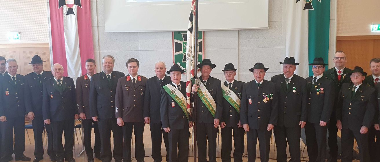 Bild enthält, Officer, Person, Military, Military Officer, Suit, People, Coat, Police Officer