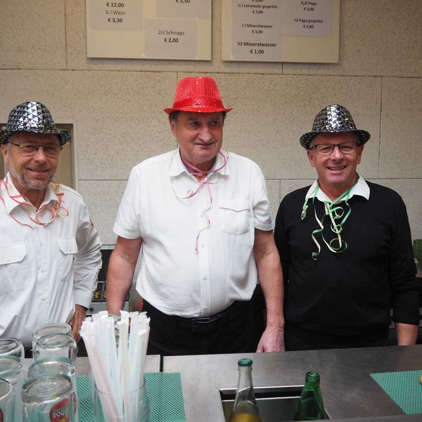 Bild enthält, Hat, Face, Person, Photography, Portrait, Adult, Male, Man, Accessories, Table