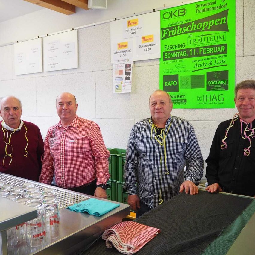 Bild enthält, Adult, Male, Man, Person, Table, People, Face, Indoors, Coat, Hospital