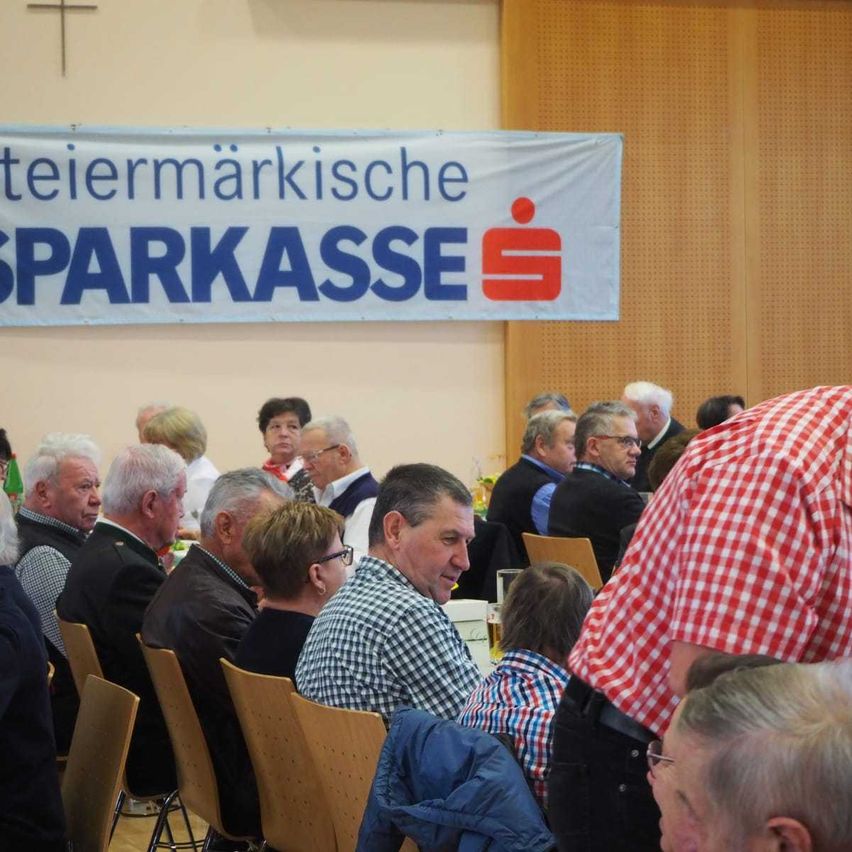 Bild enthält, People, Person, Adult, Male, Man, Crowd, Boy, Child, Cafeteria, Face