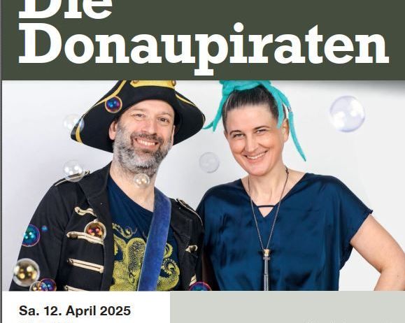 Plakat für ein Kinderkonzert von 'Die Donaupiraten'. Zwei Menschen in Piratenkostümen mit Hüten und Accessoires. Das Plakat enthält Datum, Uhrzeit, Veranstaltungsort und Ticketinformationen.