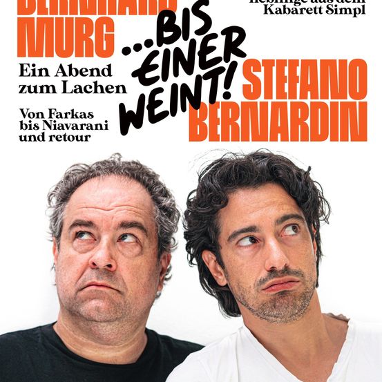 Werbeposter für die Comedy-Show "Bis einer weint!" mit zwei männlichen Komikern. Einer trägt ein schwarzes T-Shirt, der andere ein weißes. Der Text lautet "Bis einer weint!" und "Stefano Bernardini."
