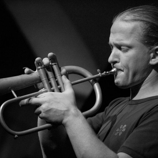 Bild enthält, Brass Section, Flugelhorn, Musical Instrument, Person, Horn, Face, Head, Trumpet, Finger, Hand