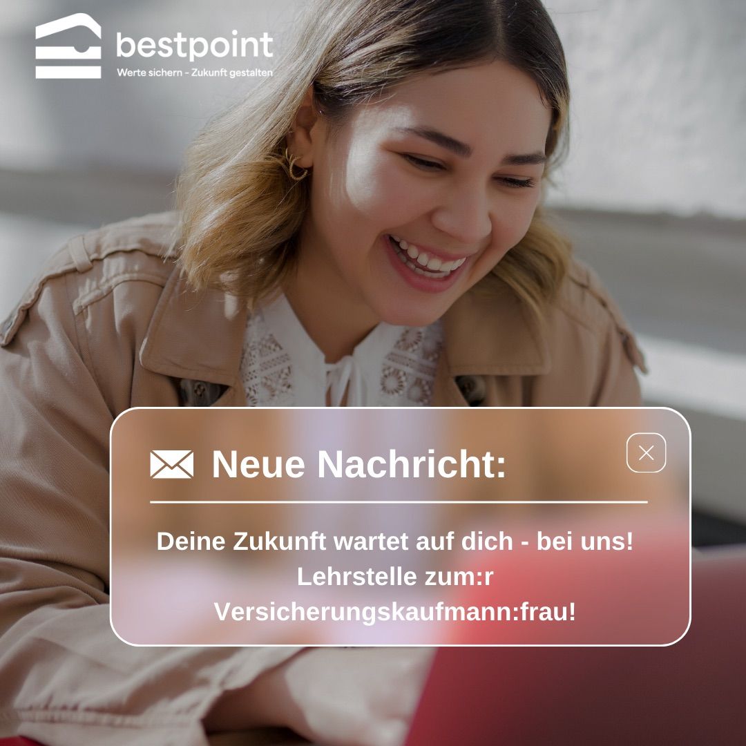 Eine lächelnde Frau sitzt vor einem Laptop mit einer Nachricht über eine Jobmöglichkeit als Versicherungsvertreter.