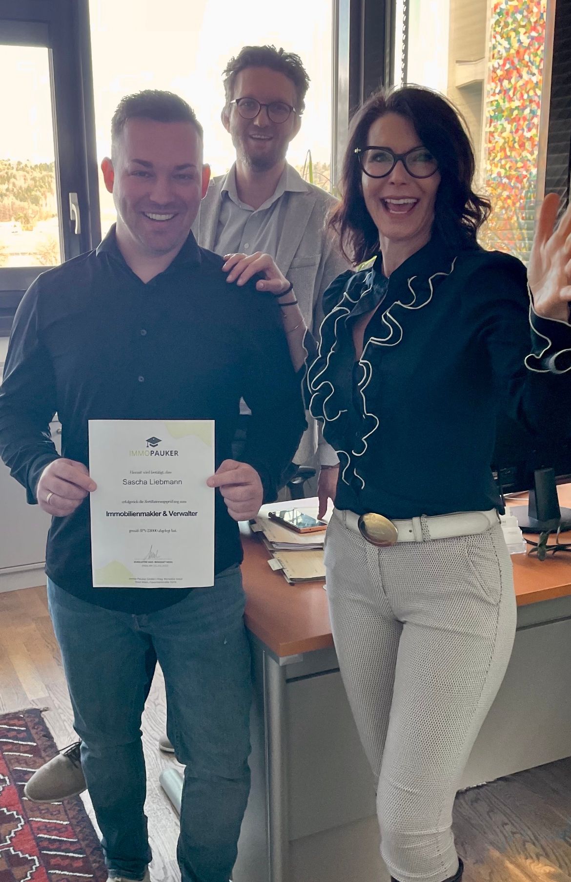 Bild enthält, Pants, Person, Photography, Portrait, Shoe, Jeans, Blouse, People, Table, Man