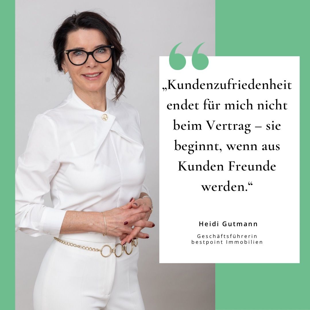 Eine lächelnde Frau mit Brille und weißem Hemd posiert für ein Foto. Ein Zitat lautet: ',Kundenzufriedenheit endet für mich nicht beim Vertrag - sie beginnt, wenn aus Kunden Freunde werden.' Das Zitat stammt von Heidi Gutmann, Geschäftsführerin von bestpoint Immobilien.