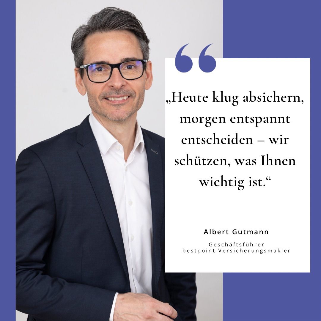 Ein lächelnder Mann in Anzug und Brille steht neben einem Zitat, das besagt 'Heute klug abwehren, morgen entspannt entscheiden - wir schützen, was Ihnen wichtig ist'. Der Mann ist Albert Gutmann, Geschäftsführer von Bestpoint Versicherungsmakler.