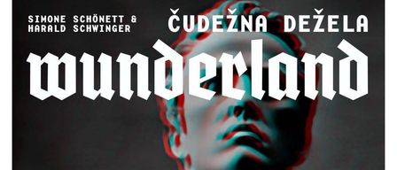 Plakat für 'Wanderer' zeigt das Gesicht eines Mannes in 3D-Effekt mit roten und blauen Linien. Es enthält Termine und Zeiten für Aufführungen im Jahr 2026, Namen der Autoren des Stücks und einen QR-Code.