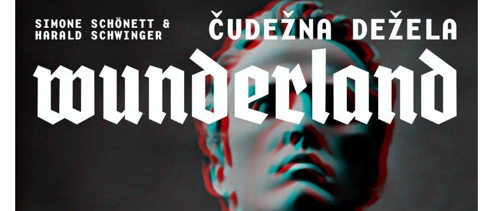 Plakat für 'Wanderer' zeigt das Gesicht eines Mannes in 3D-Effekt mit roten und blauen Linien. Es enthält Termine und Zeiten für Aufführungen im Jahr 2026, Namen der Autoren des Stücks und einen QR-Code.