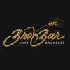 Ein goldenes Logo mit dem Namen Brok Bar Cafe Bäckerei auf schwarzem Hintergrund. Das Logo zeigt eine stilisierte Weizengarbe und eine geschwungene Textgestaltung.