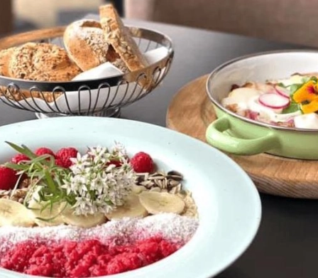 Ein Tisch mit zwei Gerichten, eines mit Obst und das andere mit Brot.