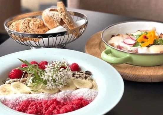 Ein Tisch mit zwei Gerichten, eines mit Obst und das andere mit Brot.