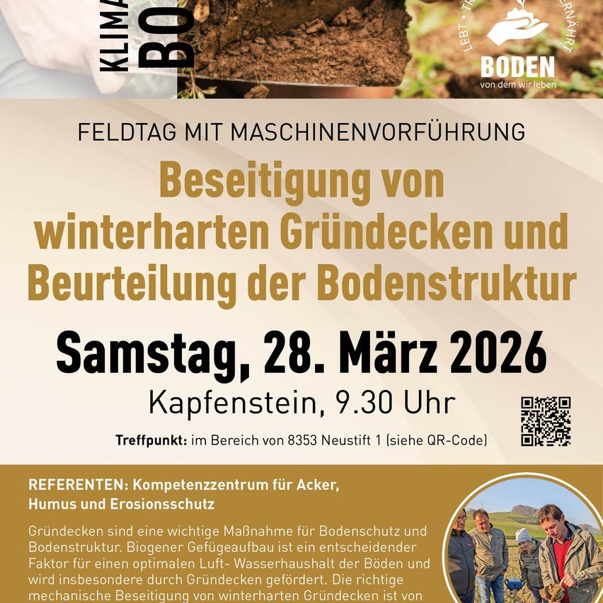 Ein Plakat für einen Feldtag am 28. März 2026, bei dem die Entfernung von Winterdecken und die Beurteilung der Bodenstruktur im Mittelpunkt stehen. Ort: Kapfenstein, Beginn um 9:30 Uhr. QR-Code für den Treffpunkt. Referenz: Kompetenzzentrum für Ackerbau, Humus und Erosionsschutz. Bodenabdeckung ist eine wichtige Maßnahme zum Bodenschutz.