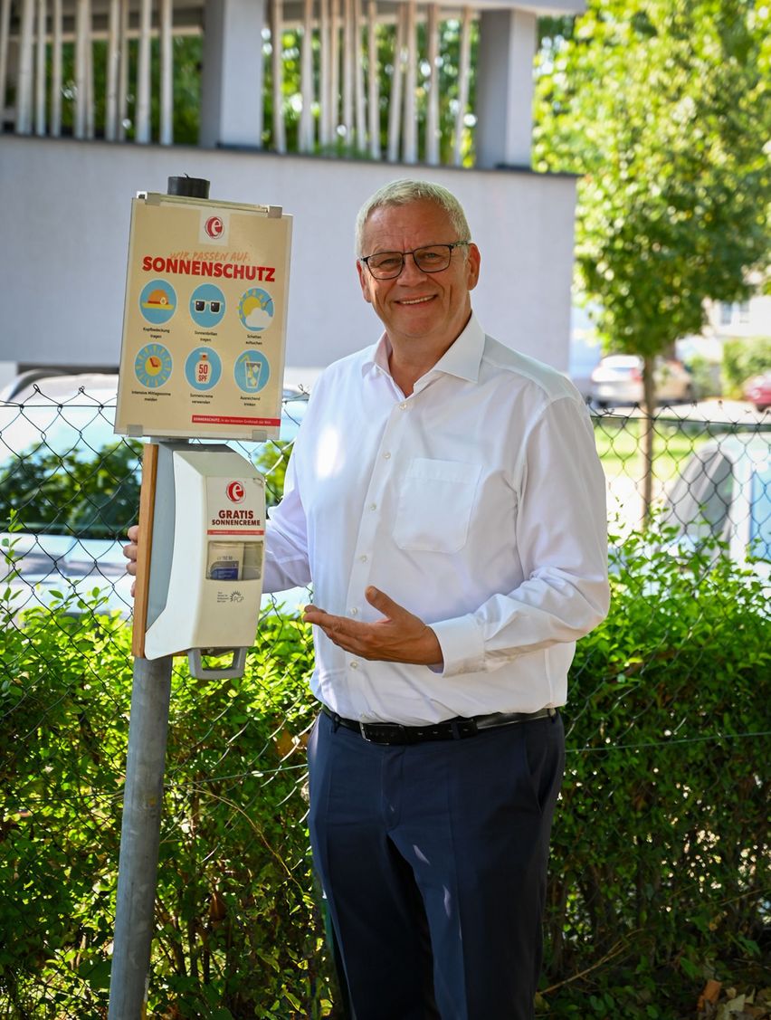 Bild enthält, Shirt, Adult, Male, Man, Person, Portrait, Standing, Mailbox, Belt, Glasses